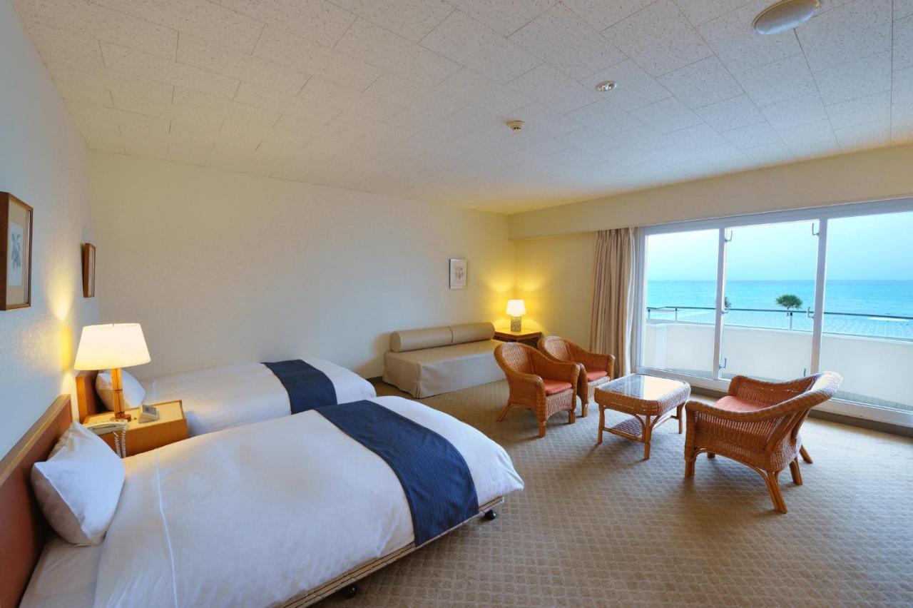En Resort Kumejima Eef Beach Hotel Bagian luar foto